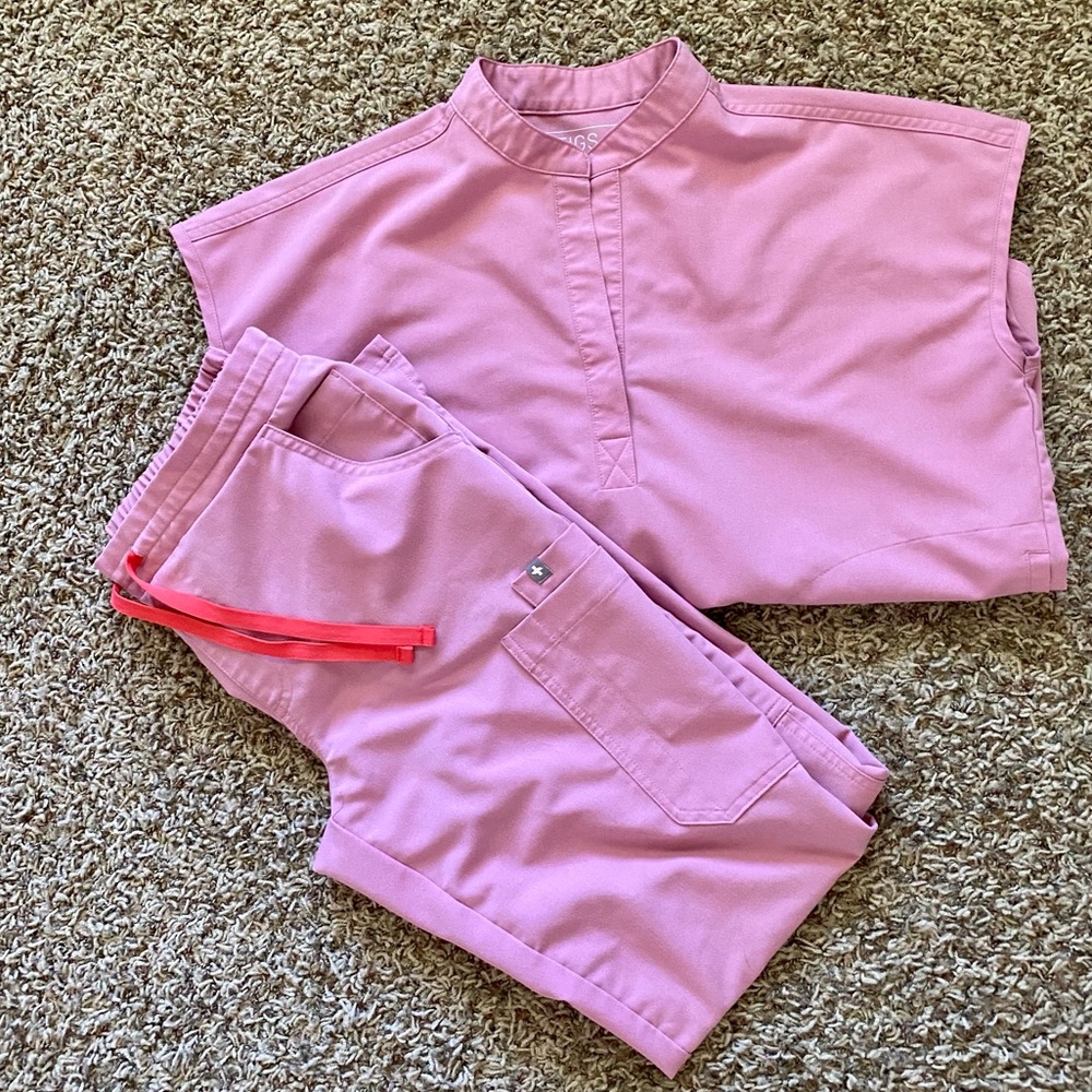 Chalk pink Figs scrub set